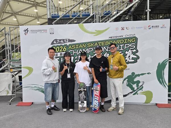 이준승과 신지율(이 중국 메이산에서 개최된 2026 제1회 아시아스케이트보드선수권대회에서 스트리트 부문 남자부, 여자부에서 동반 금메달을 획득하며 이 대회 초대 챔피언이 되었다. /사진=대한롤러스포츠연맹