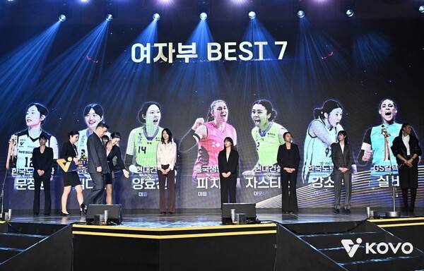 여자부 베스트7 기념사진. 왼쪽부터 한국도로공사 문정원, 현대건설 김다인, 현대건설 양효진, 흥국생명 피치, 현대건설 자스티스, 한국도로공사 강소휘, GS칼텍스 실바. /사진=KOVO