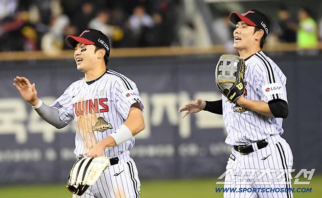 11일 잠실구장에서 열린 LG와 SSG의 경기. 승리한 LG 박해민, 홍창기가 기뻐하고 있다. 잠실=박재만 기자 pjm@sportschosun.com/2026.04.11/