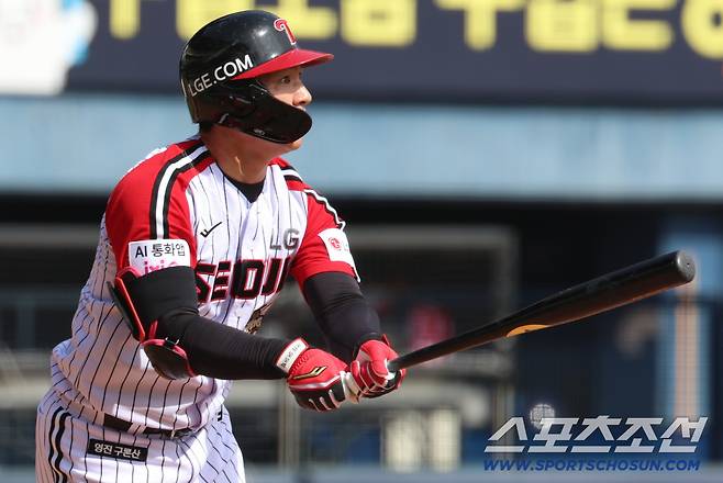 LG 트윈스 오지환이 12일 SSG 랜더스전서 타격하고 있다. 사진제공=LG 트윈스