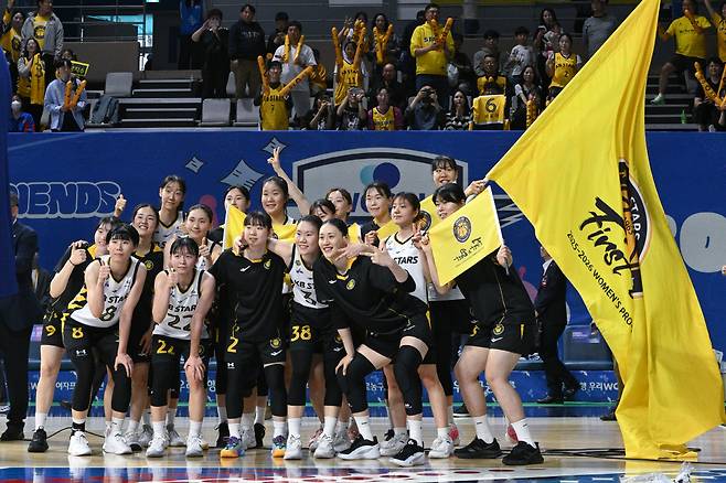 KB스타즈 선수들이 12일 아산이순신체육관에서 열린 우리은행과의 플레이오프 3차전에서도 완승을 거둔 후 한데 모여 챔프전 진출을 자축하고 있다. 사진제공=WKBL