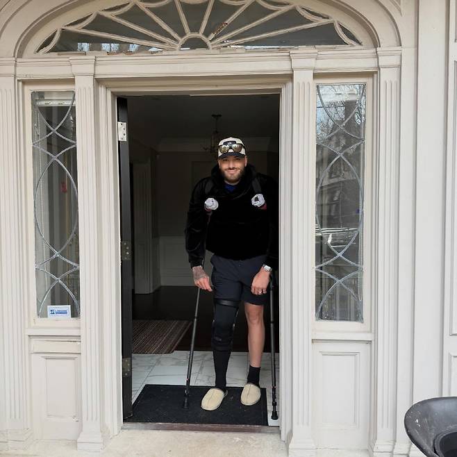 수술을 마치고 목발을 짚고 다니는 토론토 블루제이스 코디 폰세. 사진=엠마 키틀 폰세 SNS