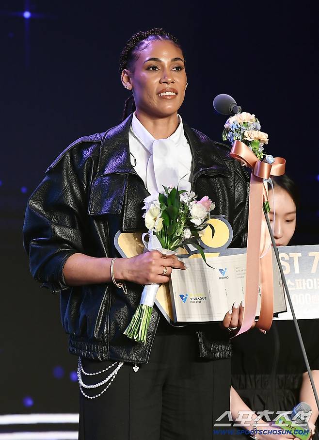 진에어 2025-2026 V리그 시상식이 13일 오후 서울 광진구 비스타워커힐서울에서 열렸다. 베스트7에 선정된 실바가 수상 소감을 말하고 있다. 정재근 기자 cjg@sportschosun.com/2026.4.13/