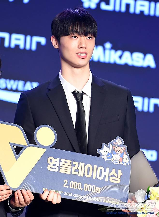 진에어 2025-2026 V리그 시상식이 13일 오후 서울 광진구 비스타워커힐서울에서 열렸다. 영플레이어상을 수상한 삼성화재 이우진이 미소짓고 있다. 정재근 기자 cjg@sportschosun.com/2026.4.13/
