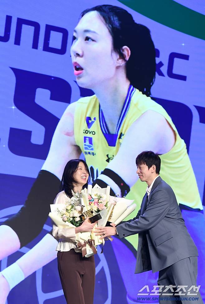 진에어 2025-2026 V리그 시상식이 13일 오후 서울 광진구 비스타워커힐서울에서 열렸다. 신기록상을 수상한 양효진이 한선수의 축하 꽃다발을 받고 있다. 정재근 기자 cjg@sportschosun.com/2026.4.13/