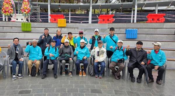 한국체육인회 원로들이 진수학 (앞줄 가운데) 회장과 함께 파이팅을 외치고 있다.