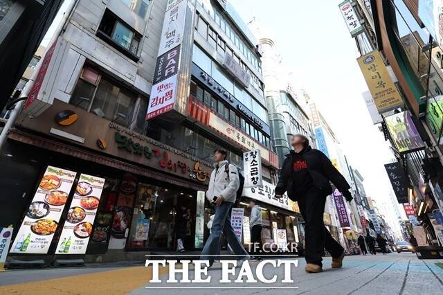 중동 지역 불안으로 국제유가와 환율이 상승하면서 원가 부담과 소비 위축 등으로 소상공인들의 경영 부담이 심화하고 있다. /뉴시스