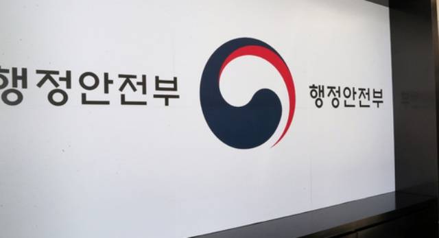 정부가 고유가 부담 완화를 위해 지원금 신속 지급에 나서며, 전담조직 구성과 찾아가는 신청 등으로 중앙·지방이 총력 대응에 나섰다. /뉴시스