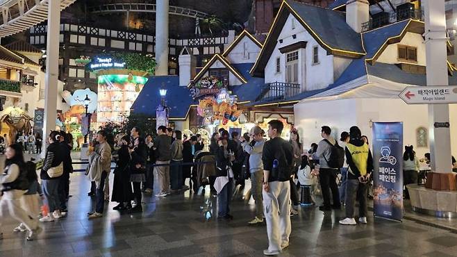 지난 10일부터 11일 서울 잠실 롯데월드에서 열린 행정공제회 '롯데월드 올나잇 페스티벌'에 공제회원들이 회전목마 주변에서 페이스 페인팅, 캐리커처 등을 경험하고 있다. 오규민 기자