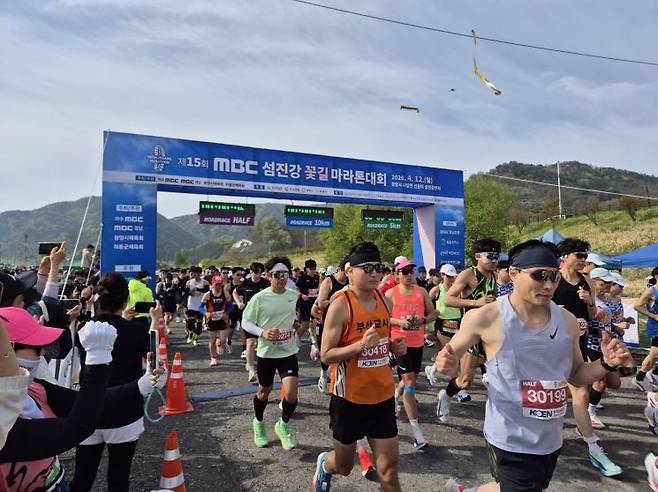 하동군, 제15회 MBC 섬진강 꽃길 마라톤 대회 출발 사진