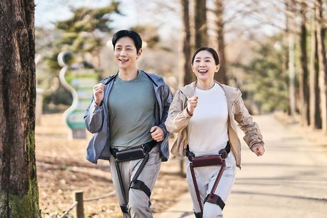 위로보틱스 보행보조 웨어러블 로봇 윔S의 실제 착용 이미지. 위로보틱스