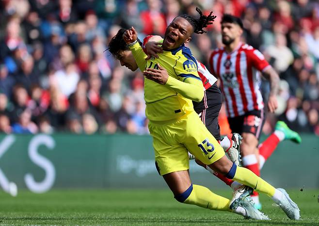 <YONHAP PHOTO-7237> Sunderland's Luke O'Nien, left, and Tottenham Hotspur's Destiny Udogie battle for the ball during the Premier League soccer match between Sunderland and Tottenham Hotspur, in Sunderland, England, Sunday April 12, 2026. (Richard Sellers/PA via AP) UNITED KINGDOM OUT; NO SALES; NO ARCHIVE; PHOTOGRAPH MAY NOT BE STORED OR USED FOR MORE THAN 14 DAYS AFTER THE DAY OF TRANSMISSION; MANDATORY CREDIT/2026-04-12 23:24:29/<저작권자 ⓒ 1980-2026 ㈜연합뉴스. 무단 전재 재배포 금지, AI 학습 및 활용 금지>