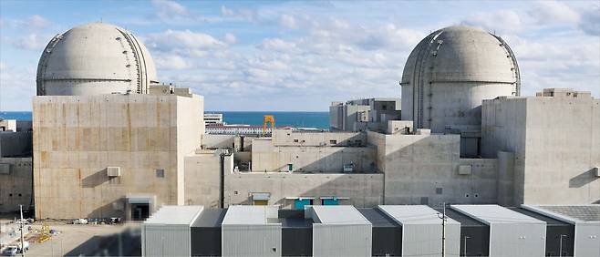 한국수력원자력이 울산 울주군에 건설한 새울 3호기(오른쪽)가 12일 본격적인 시험 운전을 시작했다. 왼쪽은 함께 건설된 새울 4호기로, 올 하반기 운영 허가 심의를 받을 예정이다. /한국수력원자력