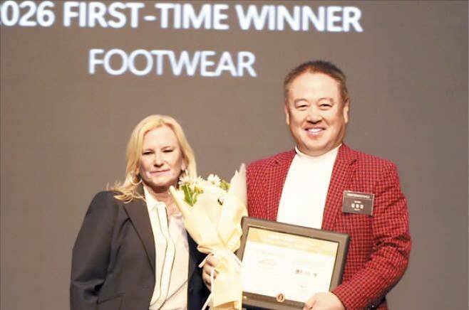 서울 중구 롯데호텔에서 열린 ‘2026 뉴욕페스티벌 대한민국 국가브랜드대상’에서 제화 부문 1위로 선정된 바이네르 김원길(오른쪽) 대표. /바이네르