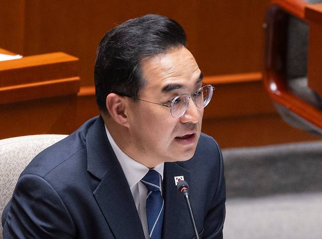 박홍근 기획예산처 장관이 8일 국회에서 '전쟁 추경' 심의를 위한 예산결산특별위원회 전체 회의에 참석해 질의에 답하고 있다. /연합뉴스