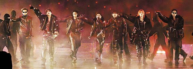 9·11·12일 사흘간 경기 고양종합운동장 주경기장에서 월드투어 공연 ‘아리랑’을 개최한 방탄소년단. 스스로 “2.0 버전 BTS”라고 지칭한 이번 무대에서 멤버들은 한층 성숙한 모습을 보여줬다. 왼쪽부터 RM, 정국, 진, 슈가, 뷔, 지민, 제이홉. /빅히트뮤직