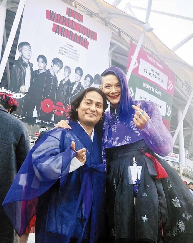 11일 BTS 공연에 보라색 한복을 맞춰 입고 나타난 미국인 테일러(오른쪽)와 라이언. /윤수정 기자