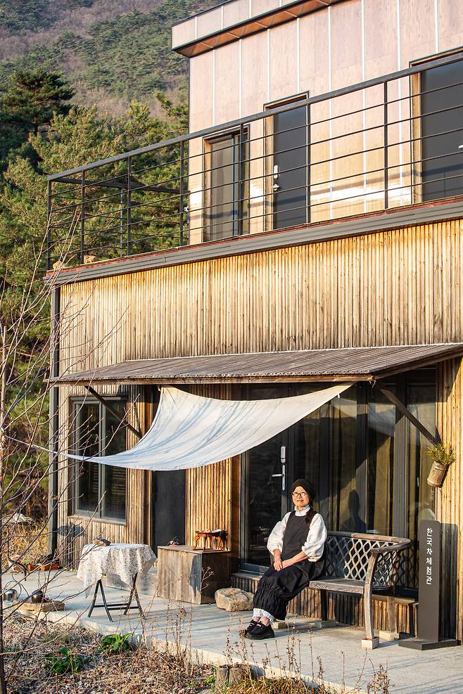 '효재처럼 시즌 2'의 주 무대인 충북 괴산 청천면에 있는 이효재의 '괴산 집' 겸 스튜디오. 이효재는 출판 활동을 한동안 쉬었다가 10년 만인 지난해 가을에 이곳에서의 생활을 녹여낸 두 권의 책을 세상에 내놓았다. / 김종연 영상미디어 객원기자