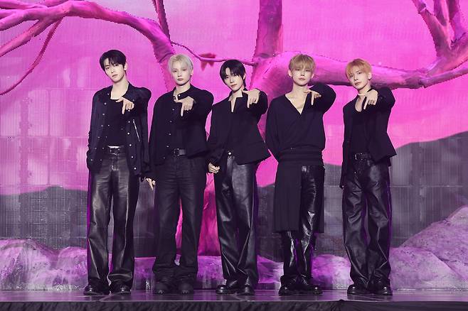13일 서울 성북구 고려대학교 화정체육관에서 열린 미니 8집 발매 기념 쇼케이스에서 투모로우바이투게더가 포즈를 취하고 있다. /빅히트 뮤직