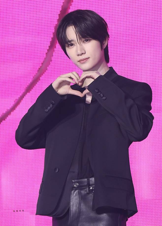 그룹 투모로우바이투게더의 범규가 13일 서울 성북구 고려대 화정체육관에서 열린 여덟 번째 미니앨범 '7TH YEAR: 가시덤불에 잠시 바람이 멈췄을 때' 언론 공개회에서 포즈를 취하고 있다. /연합뉴스