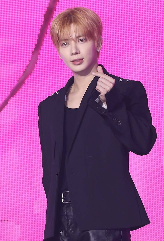 그룹 투모로우바이투게더의 태현이 13일 서울 성북구 고려대 화정체육관에서 열린 여덟 번째 미니앨범 '7TH YEAR: 가시덤불에 잠시 바람이 멈췄을 때' 언론 공개회에서 포즈를 취하고 있다. /연합뉴스