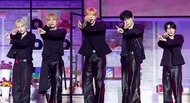 그룹 투모로우바이투게더가 13일 오후 서울 성북구 고려대학교 화정체육관에서 열린 여덟 번째 미니앨범 '7TH YEAR: 가시덤불에 잠시 바람이 멈췄을 때' 발매 기념 쇼케이스에서 무대를 선보이고 있다. /뉴시스