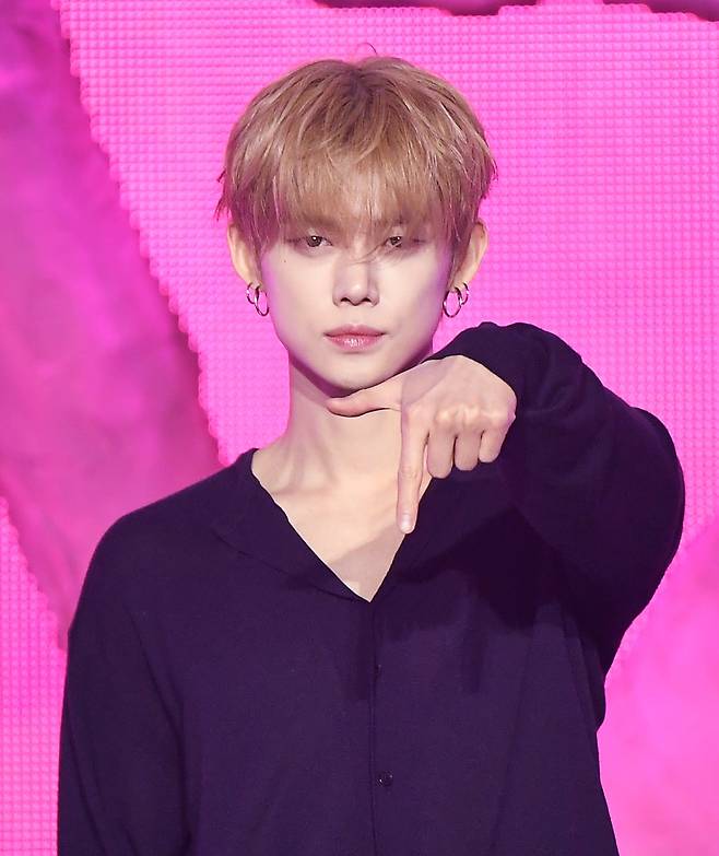 13일 오후 서울 성북구 고려대학교 화정체육관에서 투모로우바이투게더가 ‘7TH YEAR: 가시덤불에 잠시 바람이 멈췄을 때’ 발매 기념 미디어 쇼케이스를 열었다. 멤버 연준이 포즈 취하고 있다. /스포츠조선