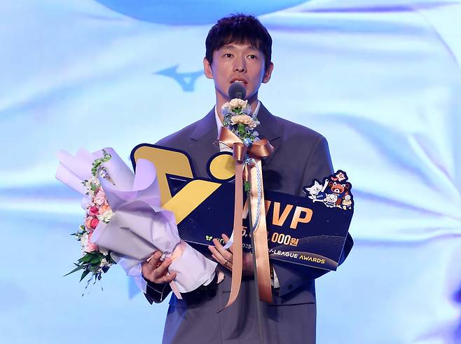 2025-2026시즌 프로배구 V리그 정규리그 남자부 MVP에 선정된 대한항공 한선수가 13일 시상식에서 소감을 밝히고 있다. /뉴시스