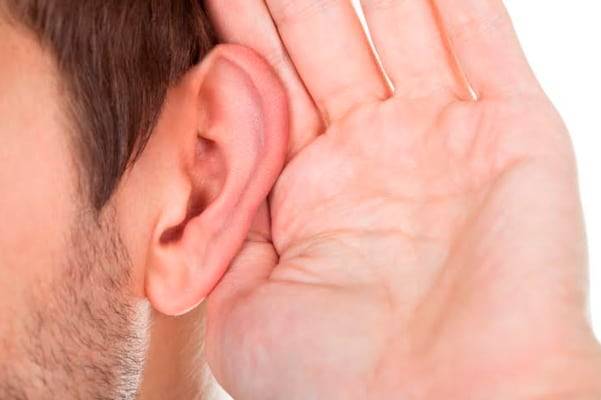 돌발성 감각신경성 난청(SSNHL)은 이명(귀울림)이나 어지럼증을 동반하는 경우가 많다. 진단은 주로 순음청력검사(PTA)를 통해 이뤄지며, 청력 손실 정도에 따라 치료 접근이 달라진다. 일반적으로 청력 역치가 40~70데시벨(dB) 수준이면 보청기 착용이 필요하고, 70데시벨을 초과할 경우 인공와우 이식이 고려된다. 이와 함께 어음변별검사(SDS), 이명장애지수(THI), 시각적 아날로그 척도(VAS) 등이 환자의 상태를 평가하는 보조 지표로 활용된다.