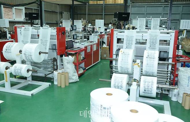 종량제 쓰레기봉투 제작업체에서 제품을 제작하고 있다. ⓒ뉴시스