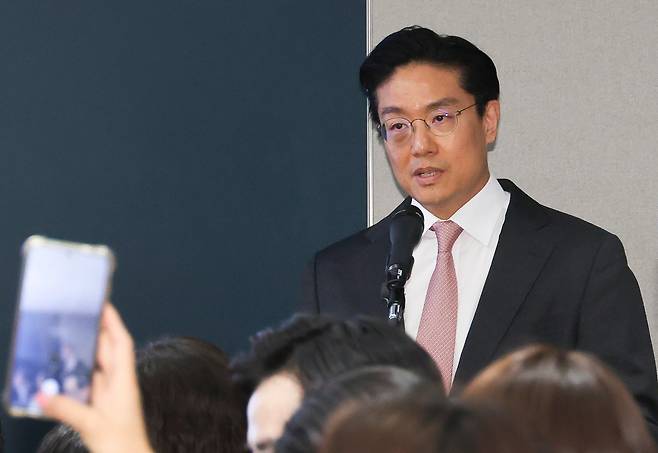 전인석 삼천당제약 대표가 6일 서울 서초구 삼천당제약 본사에서 기자간담회를 열고 최근 주가 급락 등을 설명하고 있다. 삼천당제약 주가는 경구용 비만·당뇨 치료제 개발 기대감에 코스닥 시가총액 1위까지 올랐으나 최근 고점 대비 50%가량 하락했다. 뉴시스