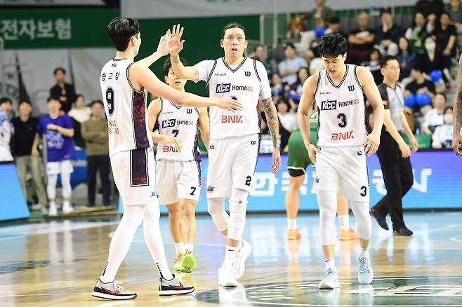 KCC 송교창(왼쪽)과 최준용이 13일 DB와의 프로농구 6강 플레이오프 1차전 도중 하이 파이브를 하고 있다. KBL 제공