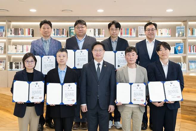 구혁채 과학기술정보통신부 제1차관이 13일 오후 세종특별자치시 정부세종청사에서 열린 '2026년 제1회 적극행정 우수사례 포상 수여식' 에서 수상자들과 기념촬영을 하고 있다. 과기정통부 제공