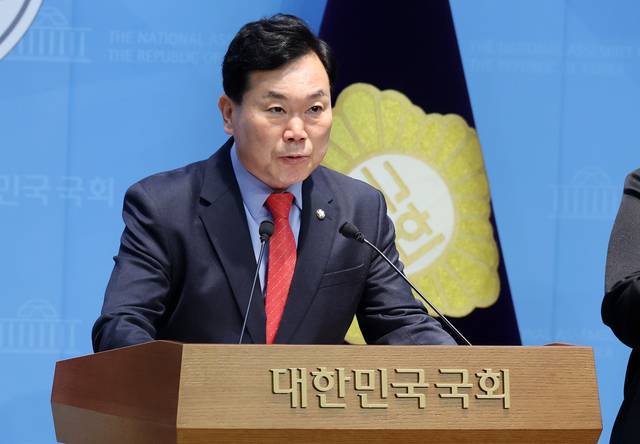 야당탄압 가짜뉴스감시특별위원장을 맡고 있는 김승수 국민의힘 의원이 7일 국회 소통관에서 더불어민주당 서영교 의원의 대북송금 발언 관련해 기자회견을 하고 있다. [연합뉴스]