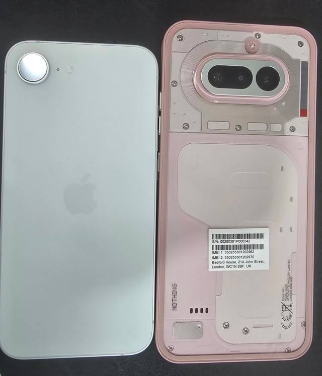 아이폰 17e와 폰 (4a) 실물. 김영욱 기자