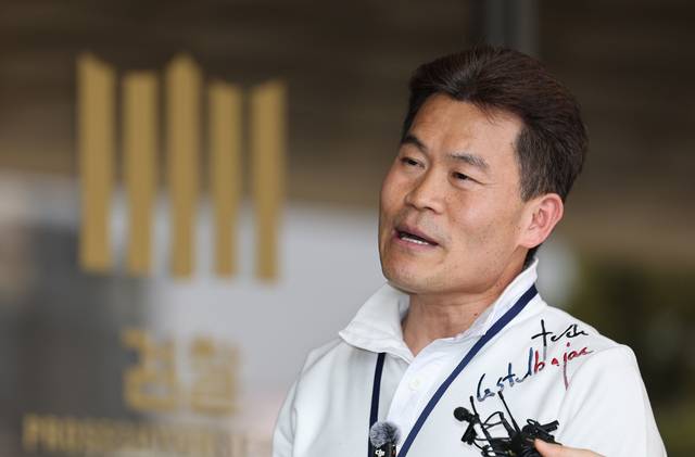 이재명 대통령과 이준석 개혁신당 대표에 대한 명예훼손 혐의를 받는 전 한국사 강사 전한길 씨가 13일 서울 서초구 서울중앙지방검찰청에서 열린 구속영장 청구 전 피의자 조사에 출석하며 취재진에 입장을 밝히고 있다.   [연합뉴스]