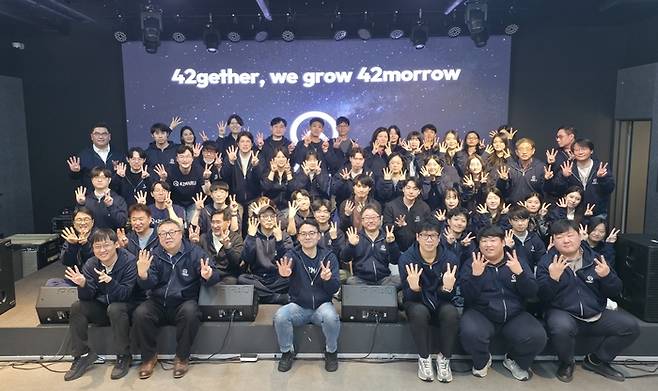 포티투마루 창사 10주년 맞이 타운홀미팅에서 김동환 대표(앞줄 왼쪽 세번째) 등 전체 임직원이 사진촬영하고 있다. ⓒ포티투마루