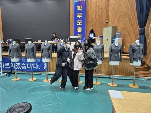 2026 지방기능경기대회에 출전한 예림디자인고 학생들이 경연을 마친 뒤 기념촬영했다.  〈예림디자인고 제공〉