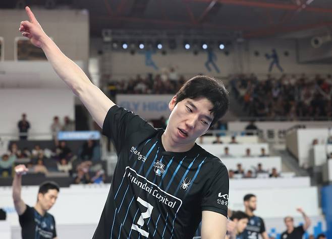 유관순체육관에서 열린 2025-2026 V-리그 남자부 챔피언결정전 3차전 현대캐피탈과 대한항공의 경기, 현대캐피탈 허수봉이 득점 후 기뻐하고 있다. 뉴시스