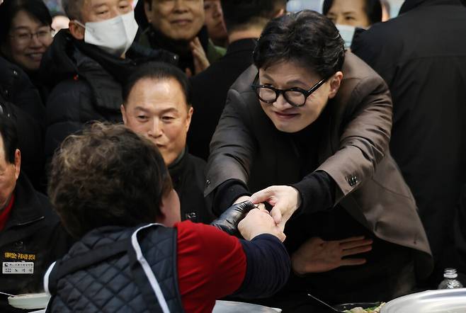 한동훈 전 국민의힘 대표가 지난달 7일 부산 북구 구포시장의 한 국밥집을 찾아 상인과 인사하고 있다. 연합뉴스