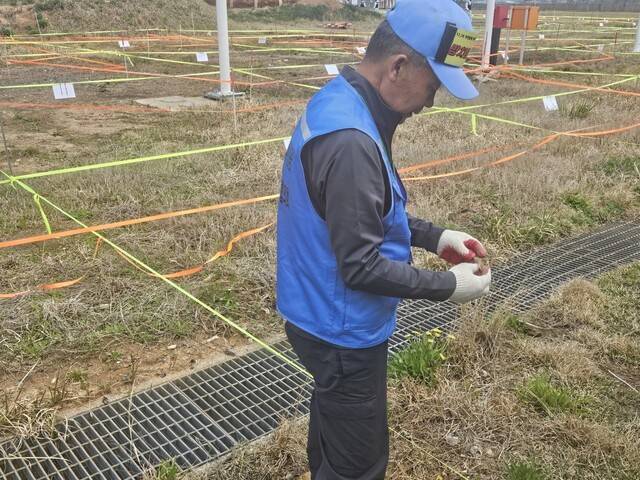 12.29 무안공항 제주항공 여객기 참사 유가족 협의회 소속 한 유가족이 13일 전남 무안국제공항 재수색 현장에서 유해 추정 물체를 들고 있다.