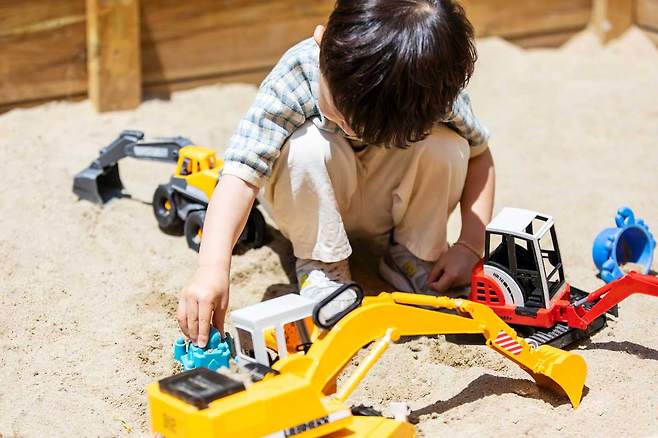 아이가 2~3세 때 부모와 활동적인 여가 시간을 보내고 디지털 기기 사용 시간을 제한하며 양질의 수면을 취하는 것이 향후 아이의 신체활동량을 좌우한다는 연구 결과가 나왔다./사진=클립아트코리아