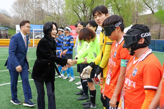 경기에 앞서 선수들을 격려하는 장혜선(왼쪽 두 번째) 롯데장학재단 이사장과 김기환 대한장애인축구협회 김기환 회장. 롯데장학재단 제공