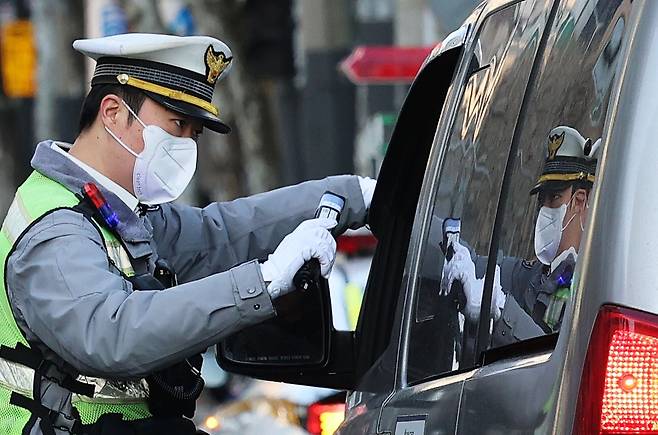 경찰이 음주운전 단속을 벌이고 있다. 뉴스1