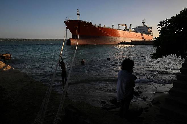 지난달 30일 도널드 트럼프 행정부가 연료 공급을 중단한 이후 수개월째 이어지고 있는 에너지 위기 속에서, 쿠바의 석유를 실은 러시아 국적 유조선 ‘아나톨리 콜로드킨호’의 입항을 기다리고 있다. 로이터=연합뉴스