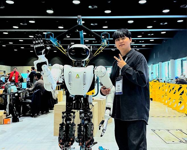 에이로봇 소속 로봇공학자 강기훈씨가 2025년 11월 프랑스 낭시 ‘Humanoids 2025’ 학회장에서 휴머노이드 로봇 앨리스 4를 선보였다.