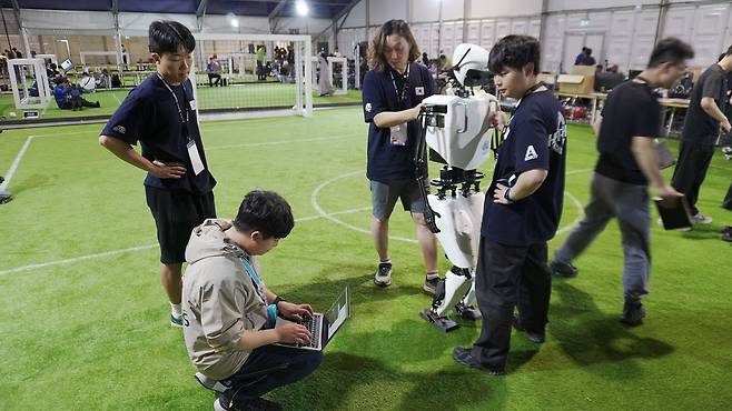 로보컵 2024 현장서 보행 알고리즘을 테스트하는 모습.