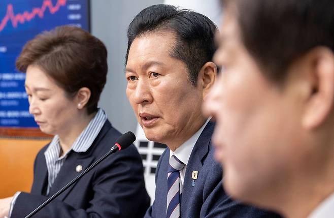 〈YONHAP PHOTO-4173〉 최고위원회의에서 발언하는 정청래 대표   (서울=연합뉴스) 황광모 기자 = 더불어민주당 정청래 대표가 13일 국회에서 열린 최고위원회의에서 발언하고 있다. 2026.4.13    hkmpooh@yna.co.kr/2026-04-13 10:46:35/ 〈저작권자 ⓒ 1980-2026 ㈜연합뉴스. 무단 전재 재배포 금지, AI 학습 및 활용 금지〉