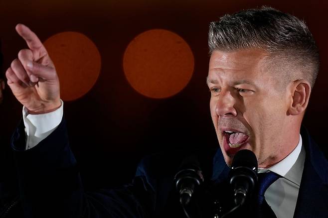 머저르 페테르 티사당 대표가 12일(현지시간) 헝가리 부다페스트에서 열린 총선 승리를 선언한 후 연설하고 있다. AP=연합뉴스