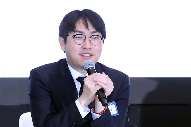 하정우 청와대 AI미래기획수석이 10일 오후 서울 강남구 GS타워에서 진행된 'AI 혁신위원회 3차 회의'에서 모두 발언하고 있다. 이날 회의에서는 데이터·반도체·컴퓨팅 인프라 구축과 산업별 실행 전략을 통해 AI의 현장 적용을 확대하고, 규제 개선과 투자로 민간 중심의 인공지능 전환(AX) 생태계를 강화하겠다는 방향이 제시됐다. 뉴스1